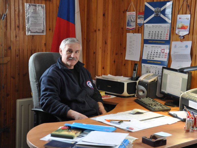 Я — начальник российской антарктической станции «Беллинсгаузен», в рабочем кабинете
